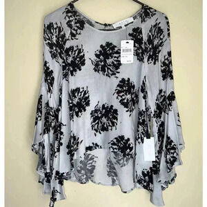 NEW Astr The Label Floral Bell Sleeve Blouse Women’s XS Polyester White Black